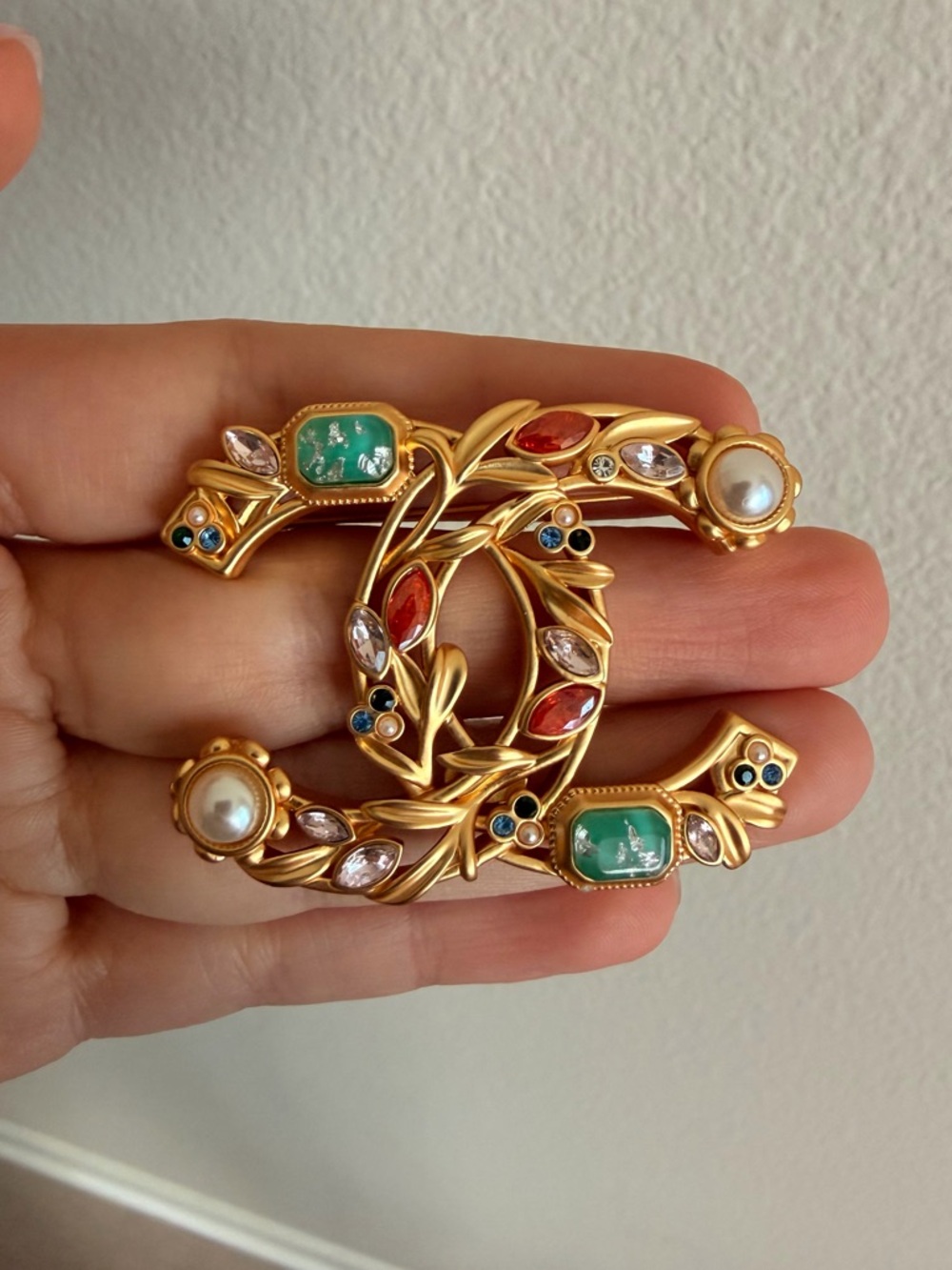 💖Vintage CHANEL Gold-Tone Floral Multistone Brooch with Pearls✨